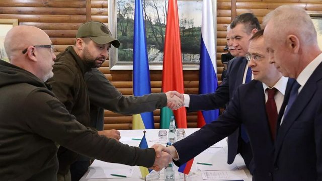 Moscú y Kiev acuerdan sobre corredores humanitarios para evacuar civiles