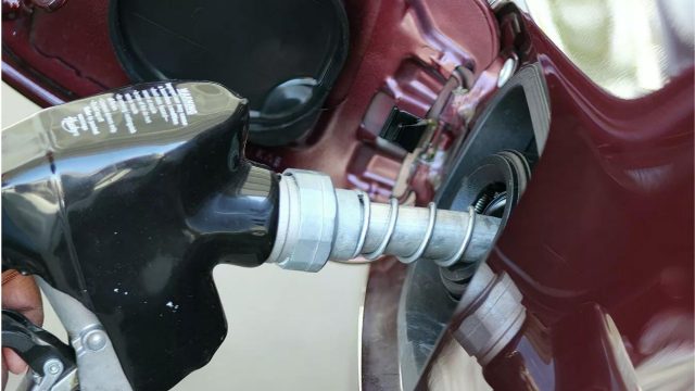 Ante el alza de precios, estadounidenses ‘migran’ a México para cargar gasolina
