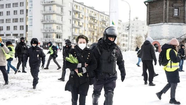 Miles detenidos en protestas en Rusia contra guerra en Ucrania