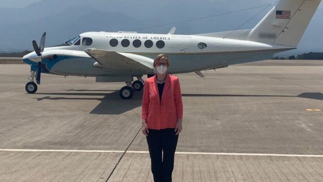 Arriba a Honduras la embajadora estadounidense Laura Farnsworth Dogu