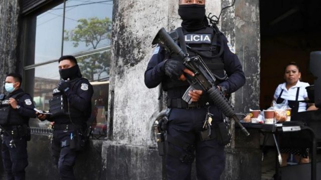 Policía de El Salvador denuncia abusos e irregularidades en régimen de excepción