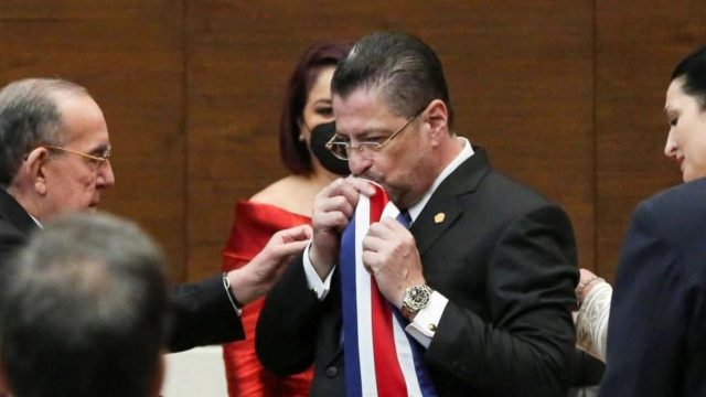 Chaves asume gobierno de Costa Rica; elimina uso obligatorio de mascarillas