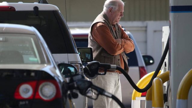 El galón a cinco dólares: los precios de gasolina marcan récord histórico en EE.UU.