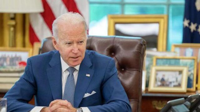 El pleito entre Biden y las petroleras de EEUU: ¿por qué no producen gasolina?