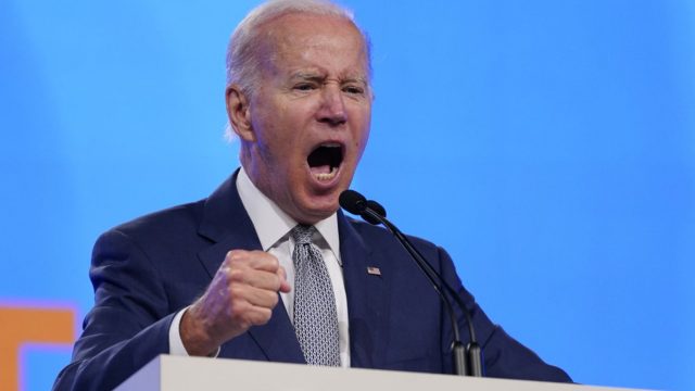 Biden acusa a petroleras de tener enormes ganancias en «tiempos de guerra»