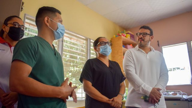 Cricol entrega reconocimiento a presidente de Grupo EMCO Holding, Lenir Pérez, por su labor filantrópica