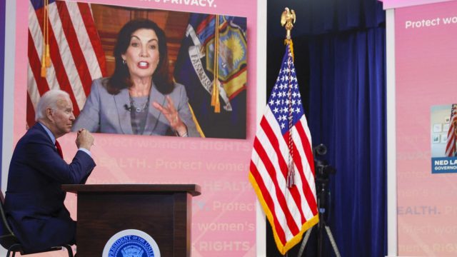 Biden advierte que algunos estados de EE.UU. arrestarían mujeres que crucen fronteras estatales para abortar