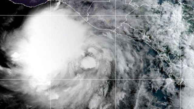 Bonnie se convierte en huracán frente a las costas de México en el Pacífico