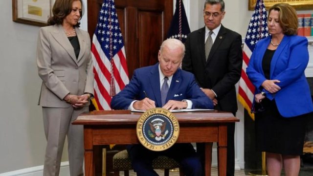 Biden firma orden ejecutiva para proteger acceso al aborto y la anticoncepción