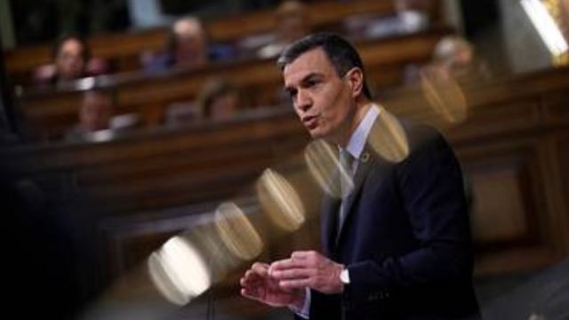 Líder español anuncia impuestos a bancos y eléctricas para enfrentar la inflación