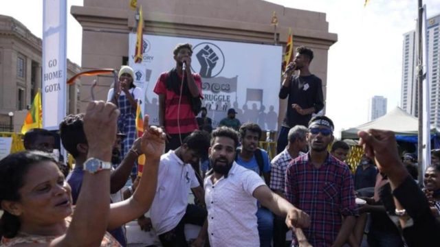El presidente de Sri Lanka huye del país en pleno colapso económico