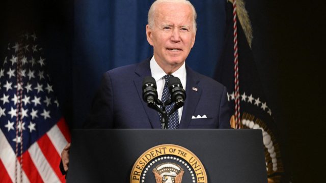 «Qué tonta es la pregunta»: Biden se ríe a críticas por choque de puños con Salmán