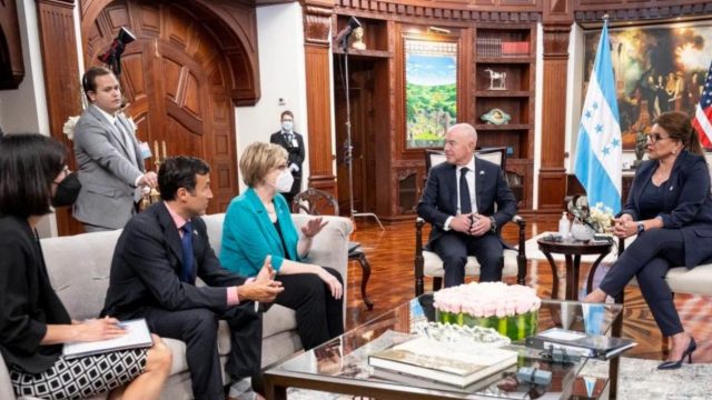 Presidenta de Honduras y Mayorkas abordan cooperación en tema migratorio