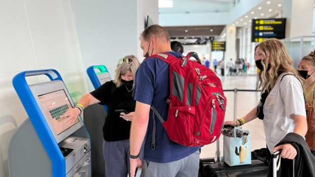 Palmerola habilita modernas máquinas de check in express para viajeros