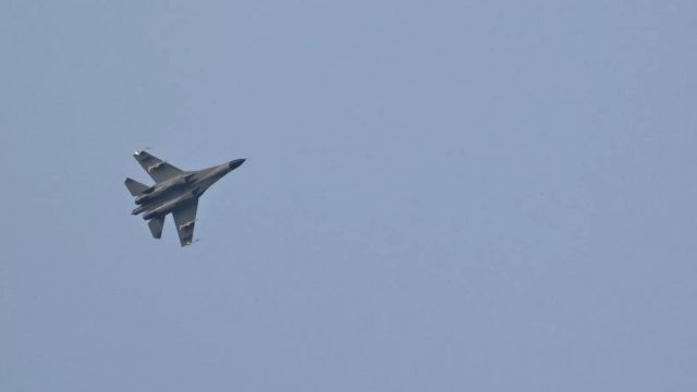 China envía 17 aviones militares y cinco buques de guerra hacia Taiwán