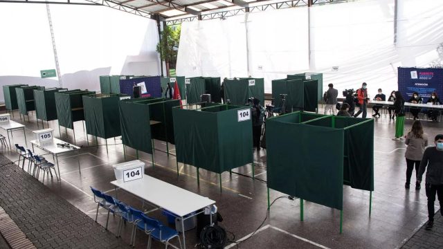 Chile abre las urnas y da inicio al plebiscito para aprobar nueva Constitución