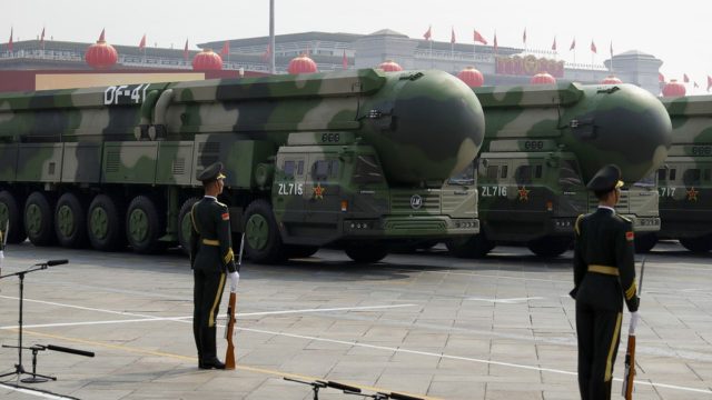 Gobierno de China planea aumentar su arsenal nuclear, según analistas