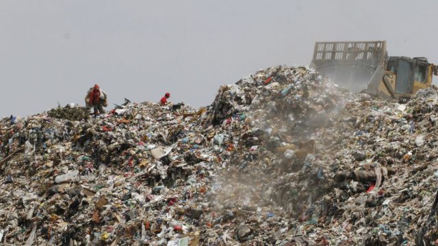 Cómo América Latina se convirtió en el nuevo basurero de EE.UU. y Unión Europea