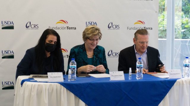 Fundación Terra y Catholic Reliefs Services firman convenio para fortalecer la educación en el departamento de La Paz