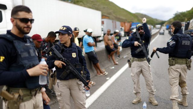 Amenazas, detenciones y un frustrado atentado con explosivos: Brasil a días de la asunción de Lula