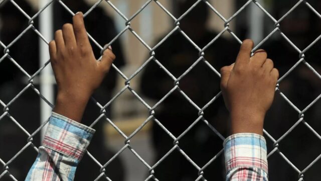 La Guardia Nacional de Texas disparó a un migrante originario de El Salvador