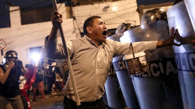 Ascienden a 60 los muertos en las protestas masivas en Perú
