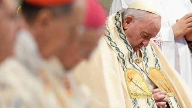 Papa Francisco recibe Año Nuevo mientras se prepara el funeral de Benedicto
