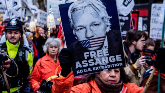 Una congresista estadounidense insta a retirar los cargos contra Julian Assange