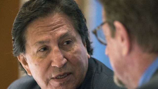 Alejandro Toledo se entrega a las autoridades de EE.UU. para su extradición a Perú