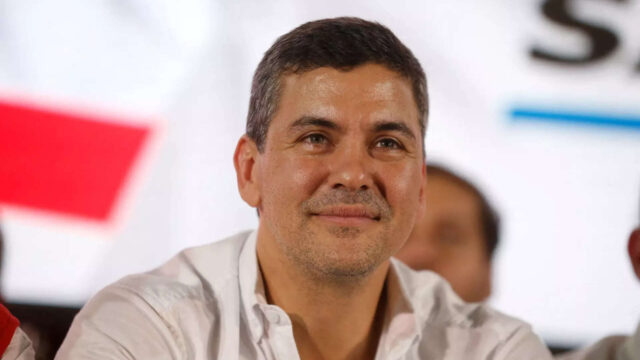Santiago Peña asume presidencia de Paraguay: los retos en ciernes para el tecnócrata