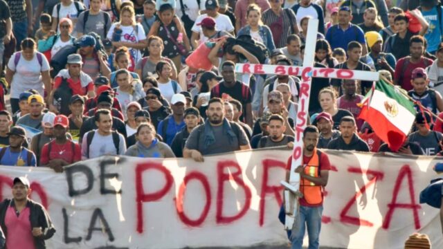Caravana de miles de migrantes avanza por el sur de México en plena Navidad