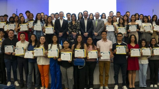 Becas fundación Nasser-Unitec beneficia a 100 jóvenes más para estudios universitarios