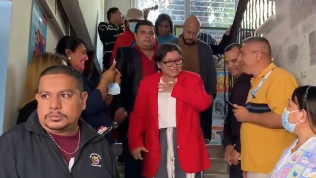Reciben a Karla Paredes en la Secretaría de Salud con música tras salida de Matheu