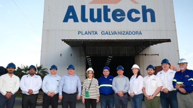 Presidenta del BCH realiza recorrido por moderno complejo industrial de Alutech