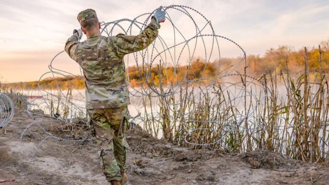 Autoridades de Texas prometen instalar alambre de púas a lo largo de toda su frontera con México