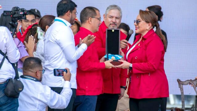 El gobierno entregó la condecoración de la Orden Francisco Morazán a Nicolás Maduro