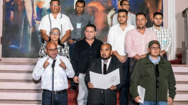 El gobierno oficializa un reajuste salarial para el magisterio por mil 300 lempiras