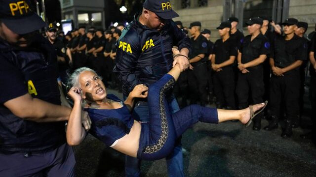 La represión policial del Gobierno de Milei deja un saldo de 35 periodistas heridos en Argentina