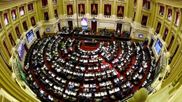 Diputados de Argentina aprueban en lo general la ‘ley ómnibus’ en medio de represión en las calles