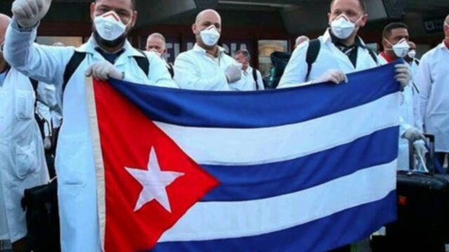 Colegio Médico denuncia que médicos cubanos ganarían en Honduras unos dos mil dólares