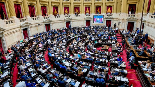 Senado argentino debate ‘megadecreto’ de Milei en una tensa jornada