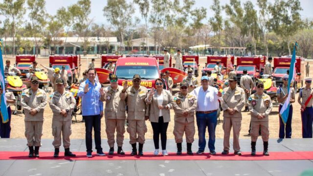 La presidenta Xiomara Castro entrega equipamiento al Cuerpo de Bomberos