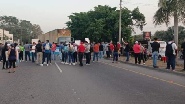 Empleados de maquiladora de Villanueva se toman CA5 Norte; piden que les paguen