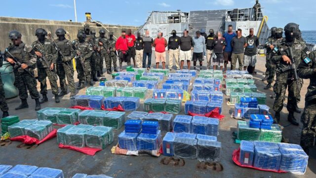 Incautan embarcación con cargamento de cocaína proveniente de Colombia