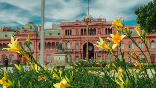 El Gobierno de Argentina anuncia el cese de 15.000 contratos en la administración pública
