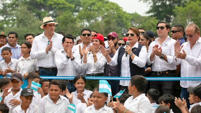 Presidenta Xiomara Castro inaugura un vado sumergible en el departamento de Valle