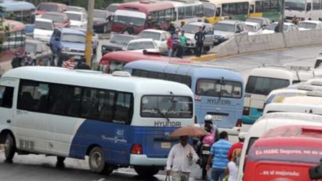 Transportistas suspenden paro de transporte tras lograr acuerdos con el gobierno
