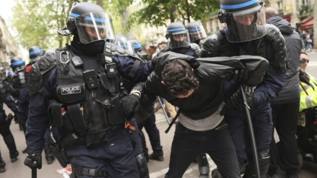 Choques violentos en París: la Policía reprime brutalmente una manifestación de los sindicatos
