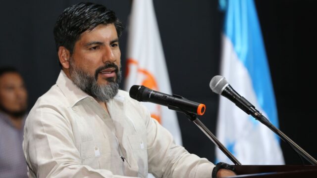 Comisión especial legislativa entrega informe sobre el MP al fiscal Johel Zelaya