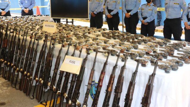Secretaría de Seguridad presenta armas decomisadas durante el estado de excepción